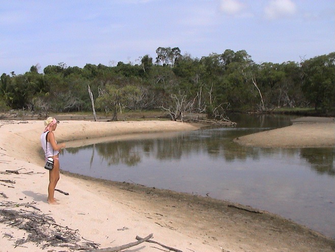 Panama Pearl Islands Ali Hiking.JPG (133706 bytes)